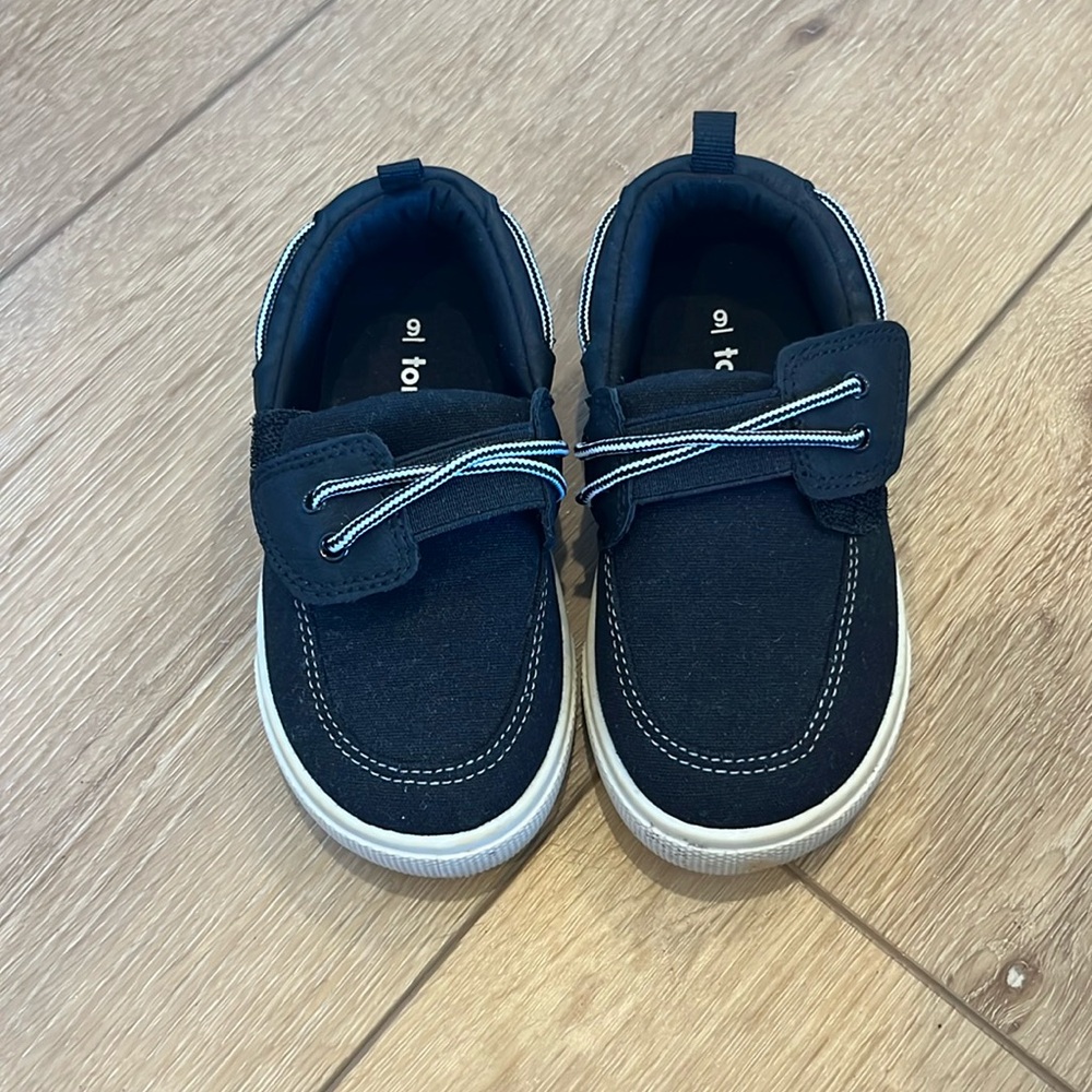 Size 9 boys Boat Shoes! Worn once, in great condition.